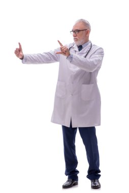 Yaşlı doktor beyazı izole etti.