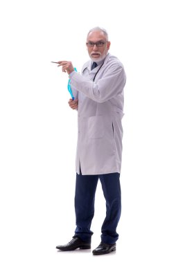 Yaşlı doktor beyazı izole etti.