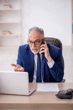 Eski bir çalışan telefonla konuşuyor.