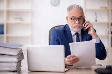 Eski bir çalışan telefonla konuşuyor.