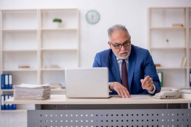 Ofiste çalışan eski bir çalışan.