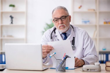 Hastanede çalışan yaşlı doktor.