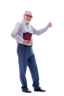 Yaşlı erkek patron beyaz kitaplarla izole edilmiş kitapları tutuyor.