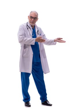 Yaşlı doktor beyazı izole etti.