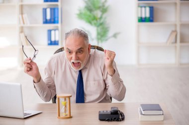 Zaman yönetimi konseptinde eski bir çalışan