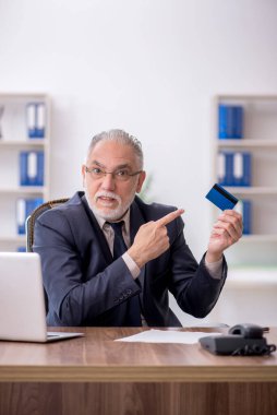 Ofiste çalışan eski bir çalışan.