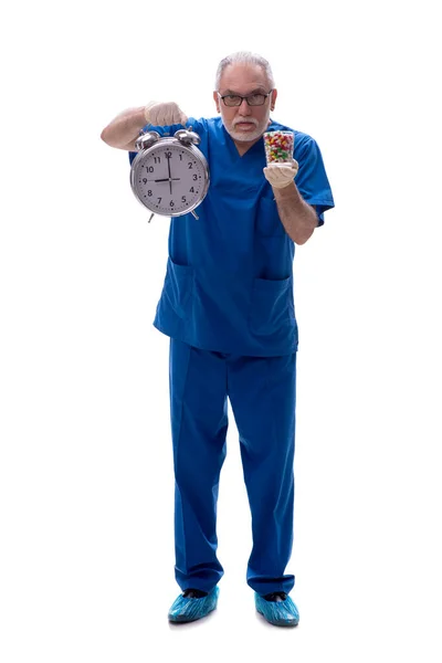Alter Arzt Zeitmanagement Konzept Isoliert Auf Weiß — Stockfoto