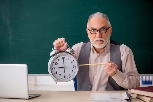 时间管理概念中的老教师 — 图库照片