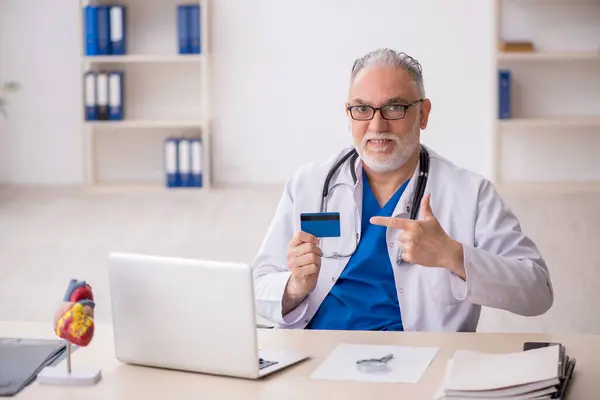 Alter Arzt Mit Kreditkarte — Stockfoto