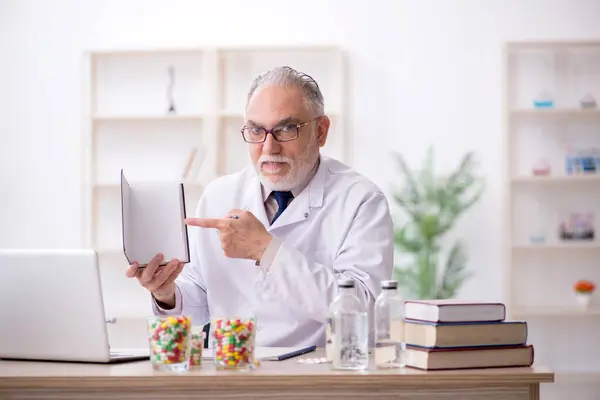 Yaşlı Doktor Klinikte Kitap Tutuyor — Stok fotoğraf