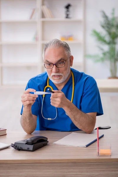 Old Doctor Holding Thermometer Clinic — Stock Photo, Image