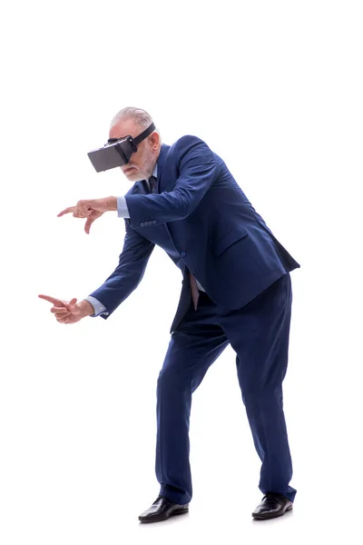 Alter Chef Mit Virtueller Brille Auf Weißem Grund — Stockfoto