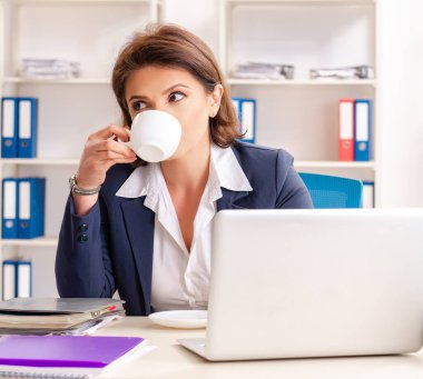 Ofiste oturan orta yaşlı bayan çalışan.