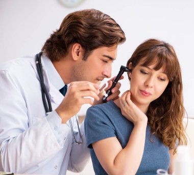 İşitme sorunu ziyaret Doktor otorhinolaryngologist olan hasta