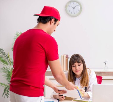 Kurye hastaneye acil paket teslim ediyor.