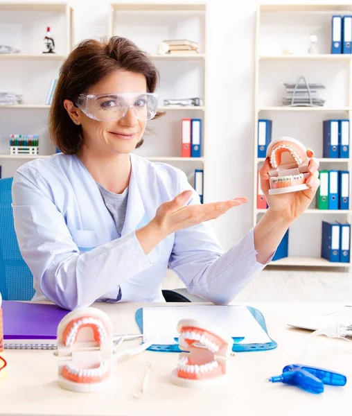 Dottore Femminile Che Lavora Nuovo Impianto Denti — Foto Stock