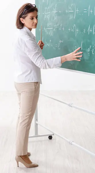 Profesora Matemáticas Delante Pizarra — Foto de Stock