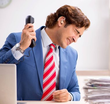 İşitme cihazı kullanan sağır çalışan