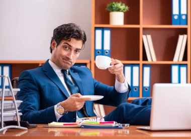 Ofiste çalışan yakışıklı genç işadamı.