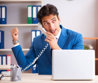 Ofiste çalışan yakışıklı genç işadamı.