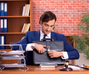 Ofisinde çalışan genç ve yakışıklı avukat.