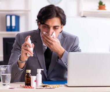 İş yerinde acı çeken genç bir erkek işçi.