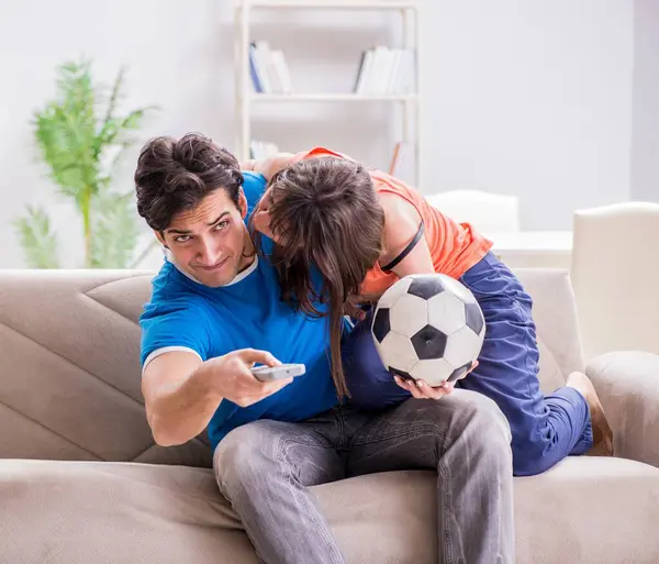 Die Frau Unglücklich Dass Ihr Mann Fußball Guckt — Stockfoto