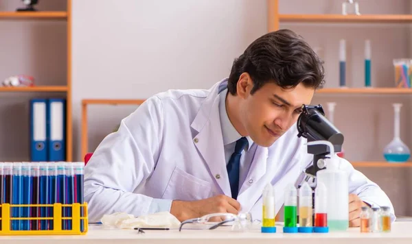 Joven Bioquímico Guapo Que Trabaja Laboratorio — Foto de Stock
