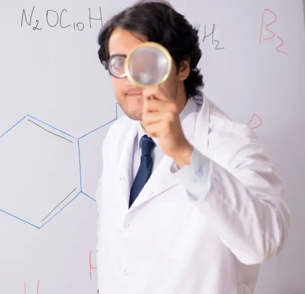 Mladý Legrační Chemik Před Bílou Tabulí — Stock fotografie