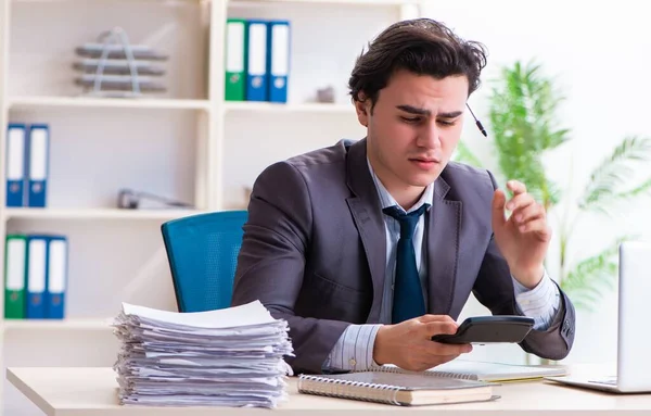 Young Male Employee Working Office — Stock Photo, Image