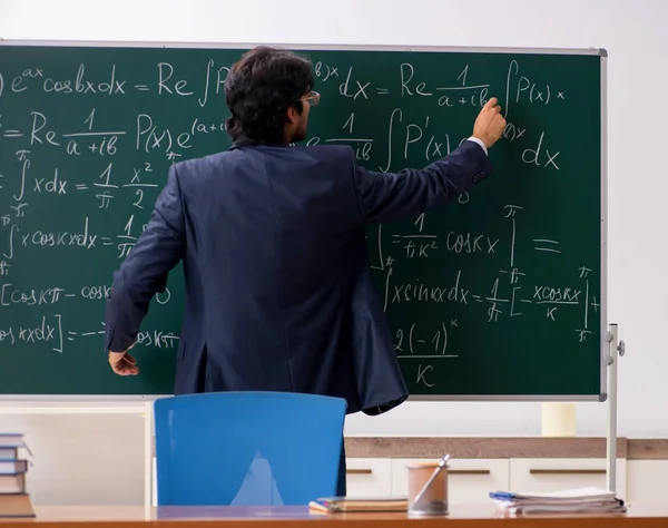 教室の若い男性数学教師 — ストック写真