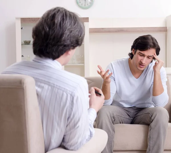 Jovem Paciente Sexo Masculino Discutindo Com Psicólogo Problemas Pessoais — Fotografia de Stock