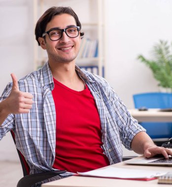 Ofiste çalışan bir erkek.