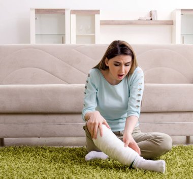 Araba kazasından sonra evde acı çeken genç kadın.