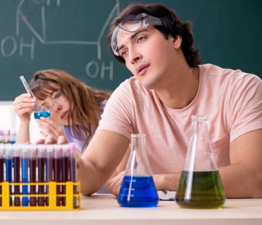 Sınıftaki iki kimyager öğrenci.
