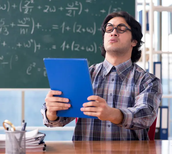 Guru Matematika Muda Lucu Depan Papan Tulis — Stok Foto