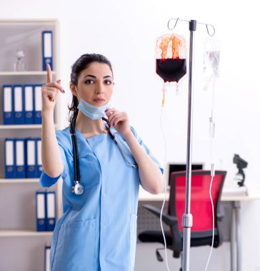 Enfüzyon konseptinde genç bayan doktor.