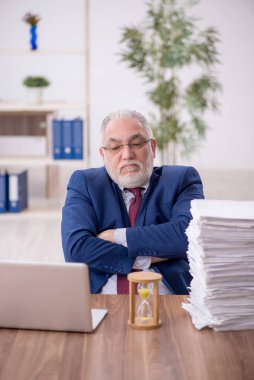 Zaman yönetimi konseptinde eski bir çalışan