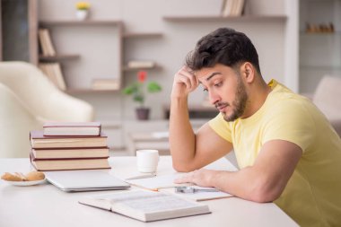 Genç öğrenci salgın sırasında evde çalışıyor.