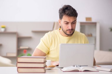 Genç öğrenci salgın sırasında evde çalışıyor.
