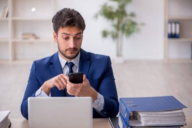 Ofiste çalışan genç bir çalışan.