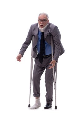 Eski erkek patron araba kazasından sonra beyazda izole edilmiş.