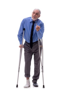 Koltuk değnekleri beyaz olan eski erkek patron.