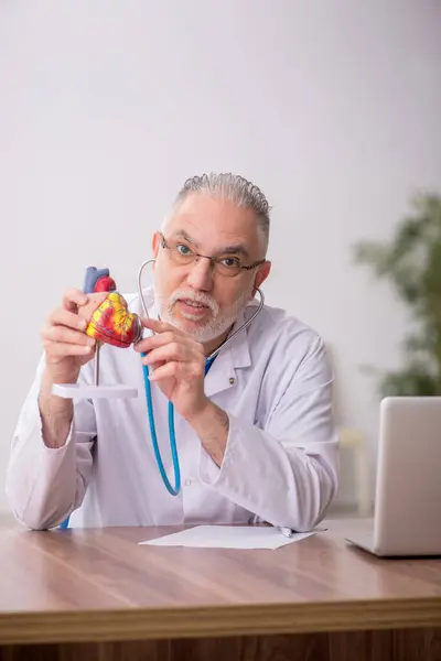 Starý Lékař Kardiolog Pracující Klinice — Stock fotografie