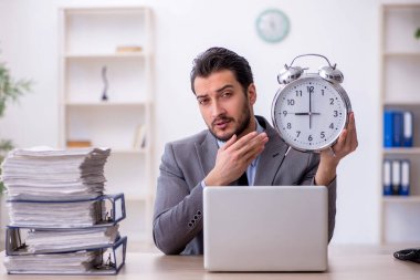 Zaman yönetimi konseptinde genç çalışan