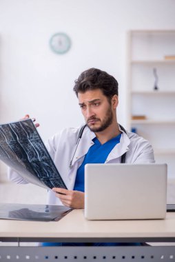 Hastanede çalışan genç doktor radyoloji uzmanı.