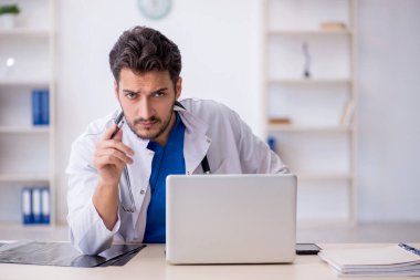 Hastanede çalışan genç bir doktor.