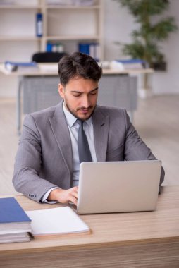 İş yerinde çalışan genç bir çalışan.