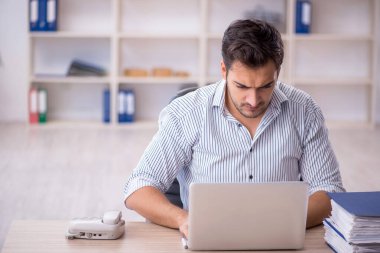 İş yerinde çalışan genç bir işadamı