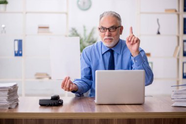 Ofiste çalışan eski bir çalışan.